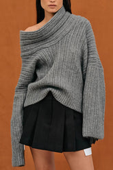 Grobstrickpullover mit asymmetrischem Ausschnitt